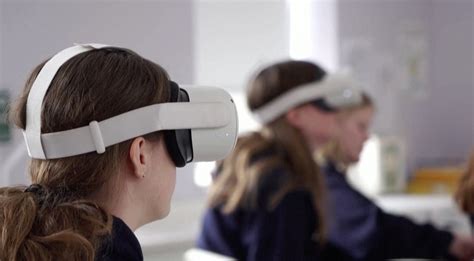 Vaikas su virtualios realybės akiniais