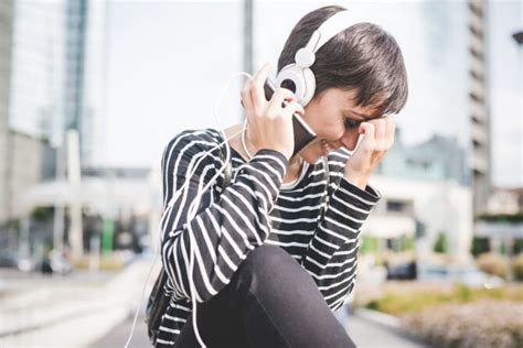 Nėščia moteris klausosi muzikos ramioje aplinkoje