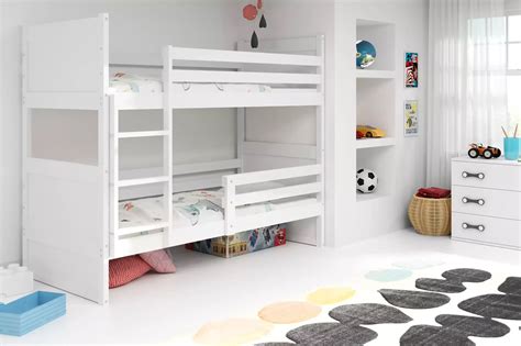 vaikiškos dviaukštės lovos su apsauginėmis tvorelėmis