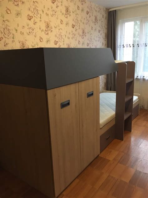 dviaukštė lova su integruota spinta ir stalčiais