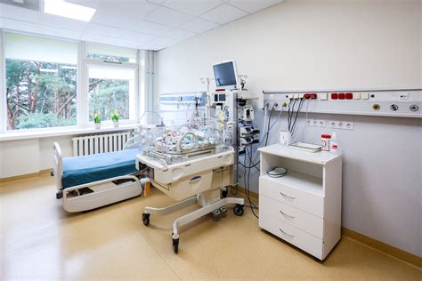 Naujagimių intensyviosios terapijos skyriaus personalas, rūpinantis naujagimiu