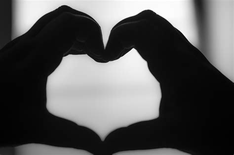 simbolis - širdis ir rankos