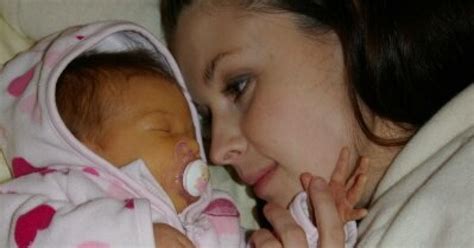 Nuotrauka neišnešiotos naujagimės Tėjos su tėvais