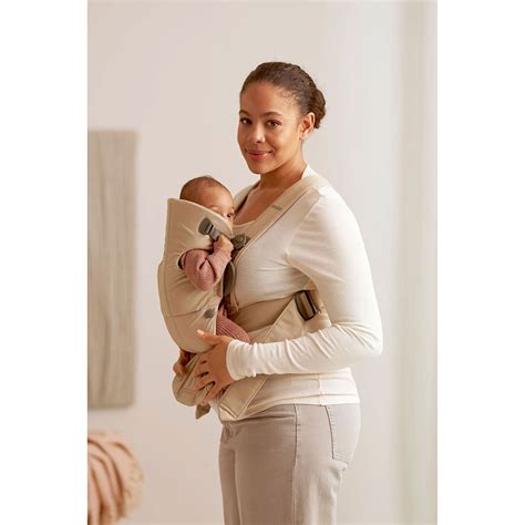 Kūdikis nešiojamas BabyBjörn nešioklėje