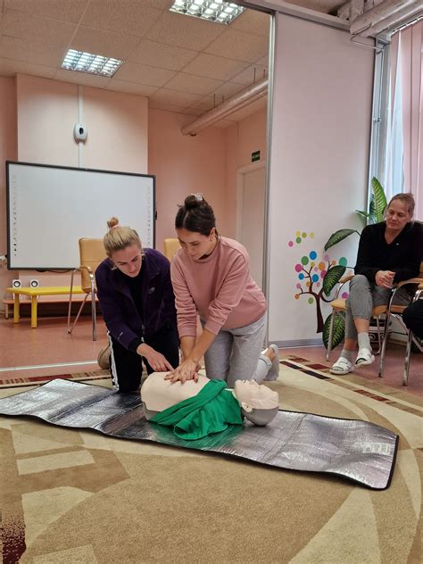 Schema, kaip atlikti krūtinės ląstos paspaudimus kūdikiui