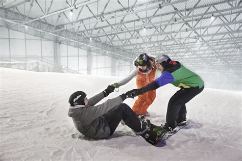 Žmonės slidinėja Snow Arenoje