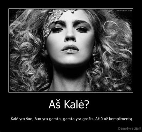 Kalė su žaislais, imituojanti lizdą