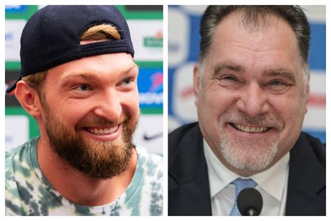 Nuotrauka, vaizduojanti tėvus ir vaikus, kartu dainuojančius ar grojančius