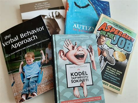 Vaikai su anglų ir rusų kalbų knygomis