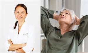 Akušerė padeda gimdyvei