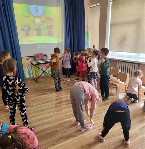 Vaikai atlieka eksperimentą mokydamiesi anglų kalbos
