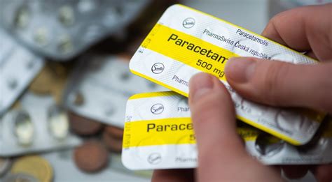 pakuotė su paracetamoliu ir nėščiosios siluetas