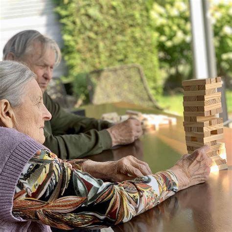 Infografika, lyginanti valstybinių ir privačių senelių namų kainas ir paslaugas