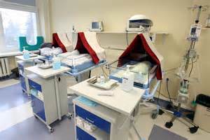 Personalas teikia pagalbą naujagimiui ir mamai