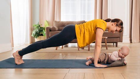 Motina su kūdikiu sportuoja namuose