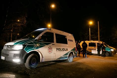 Moteris daro pratimus su kūdikiu