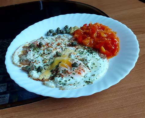 Kiaušiniai, kepti paprikų puselėse