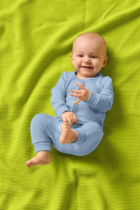 kūdikis vilkintis pavasariniu kombinezonu