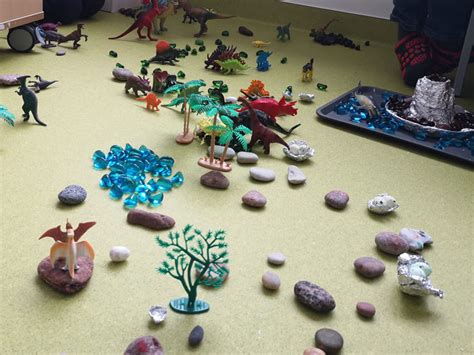 Vaikų sukurtas dinozaurų pasaulis su ugnikalniu