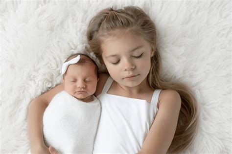 Šeima šypsosi žiūrėdama į naujagimio nuotraukas