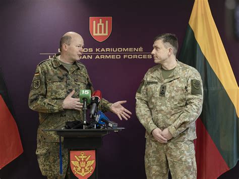 Kariniai simboliai ir karo metaforos