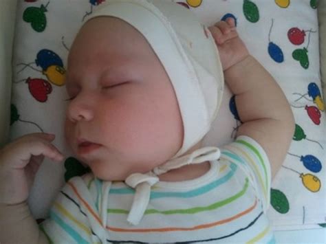 Kūdikis, gaunantis oro vonias lauke