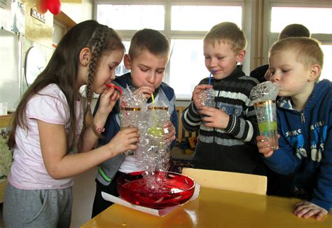 Vaikai atlieka cheminius eksperimentus namuose