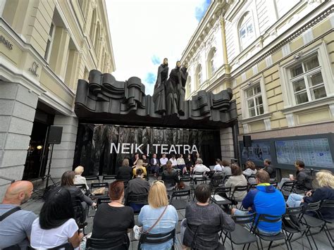 Simbolinis paveikslėlis su bilietais į teatrą