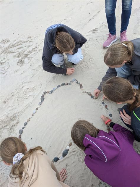 vaikai su vadovais prie jūros