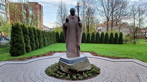 Paminklas Jonui Pauliui II Lietuvoje
