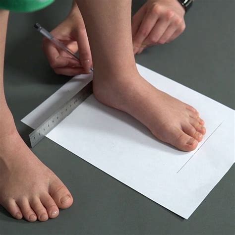 Schematinis vaizdas, kaip išmatuoti vaiko pėdą