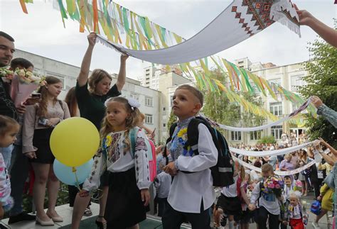 vaikai lipa per tvorą į mokyklą