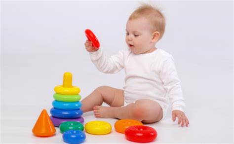 8 mėnesių kūdikis žaidžia savarankiškai