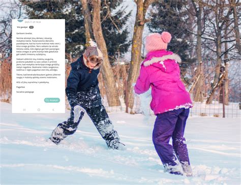 vaikai žaidžia su dirbtiniu sniegu