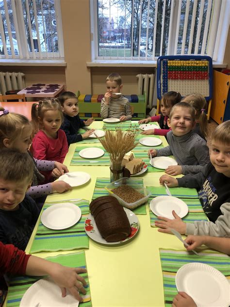 vaikai stebi duonos eksperimentą