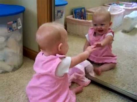 Kūdikis su veidrodžiu