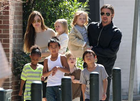 Angelina Jolie ir Bradas Pittas su vaikais