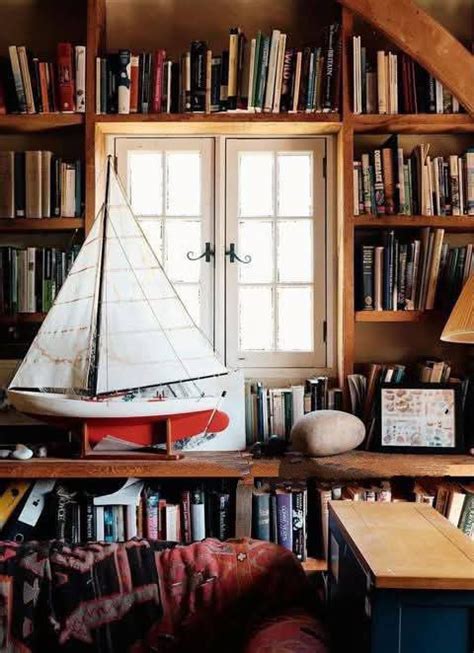 Jauni žmonės užsiimantys kūryba