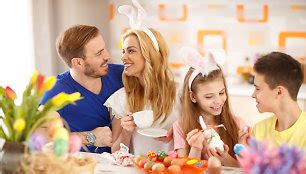 šeima kalbasi prie stalo