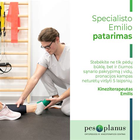 kineziterapeutas su moterimi daro pratimus