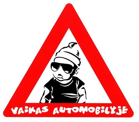 vaikas su linksmu žaisliniu vairu automobilyje