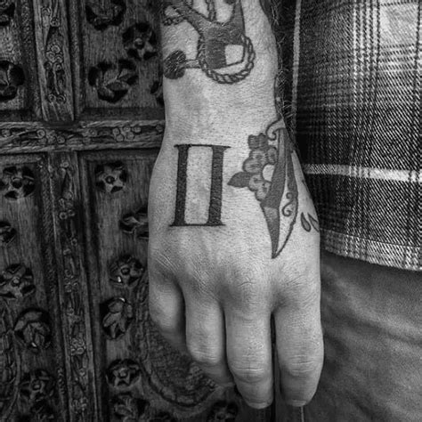 Dvynių tatuiruotė su gėlėmis
