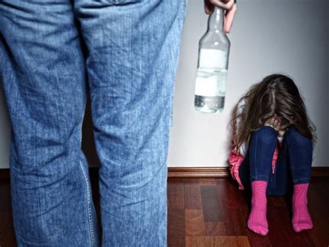 šeima, kurioje vienas iš tėvų turi alkoholio problemų