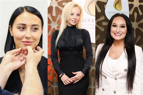 Moterys po gimdymo konsultuojasi su plastikos chirurgu