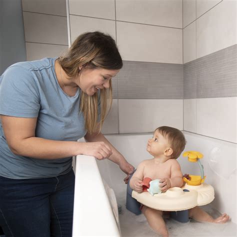 Pasiruošimas kūdikio maudynėms: reikmenys ir vonios kambario paruošimas