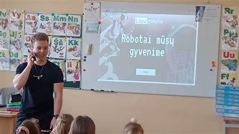 Mokytojas veda interaktyvią pamoką