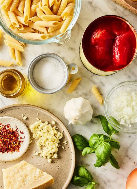 Ingredientai šakšukai: pomidorai, kiaušiniai, prieskoniai