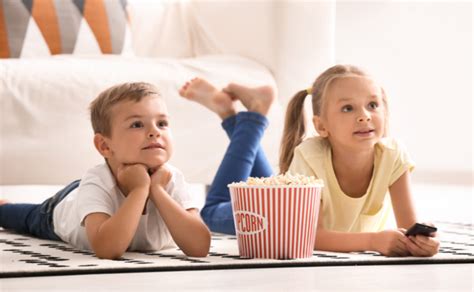 vaikai su popcornu žiūri filmą