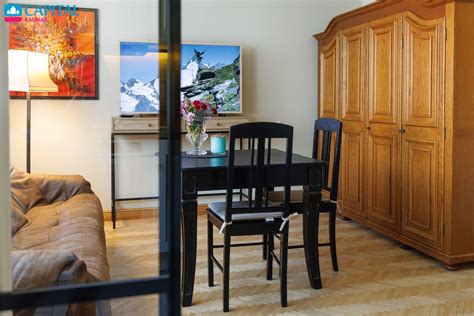 Jaukiai įrengtas senjorų kambarys Kauno kartų namuose