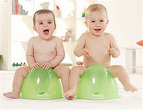 vaikas ant puoduko su tėvais